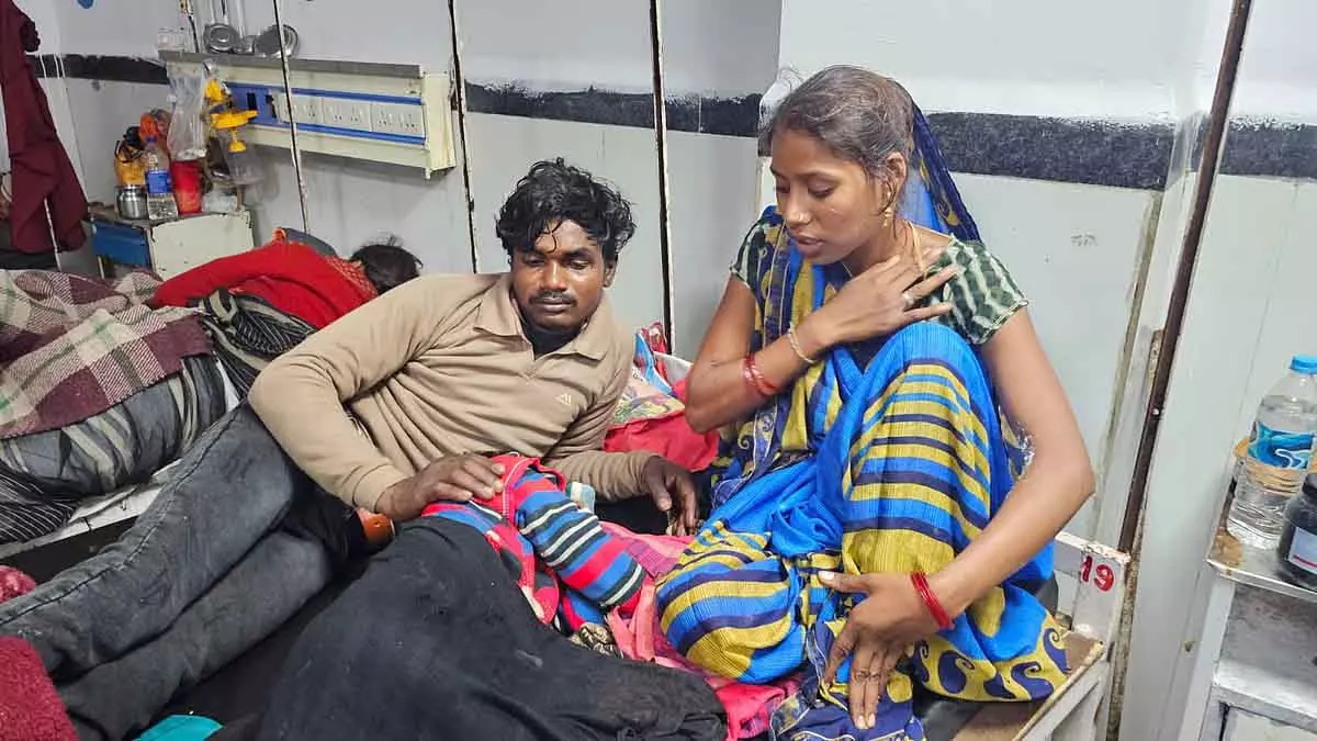 MP : छतरपुर में 3 साल का बच्चा खौलते कड़ाहे में गिरा; मां बचाने के लिए कूदी MP : छतरपुर में 3 साल का बच्चा खौलते कड़ाहे में गिरा; मां बचाने के लिए कूदी