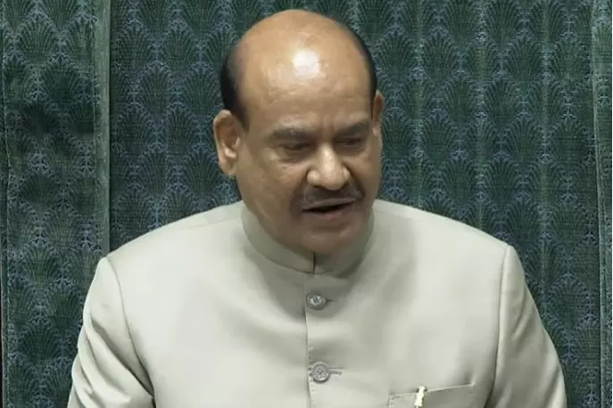 लोकसभा में विपक्ष के हंगामे के बीच राष्ट्रपति के अभिभाषण पर प्रस्ताव पारित लोकसभा में विपक्ष के हंगामे के बीच राष्ट्रपति के अभिभाषण पर प्रस्ताव पारित