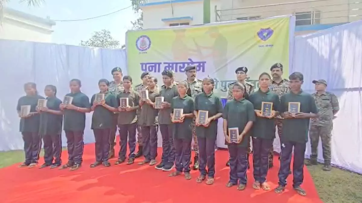 सशस्त्रधारी 12 नक्सलियों ने किया सरेंडर, AK-47 और SLR राइफल पुलिस को सौंपे सशस्त्रधारी 12 नक्सलियों ने किया सरेंडर, AK-47 और SLR राइफल पुलिस को सौंपे