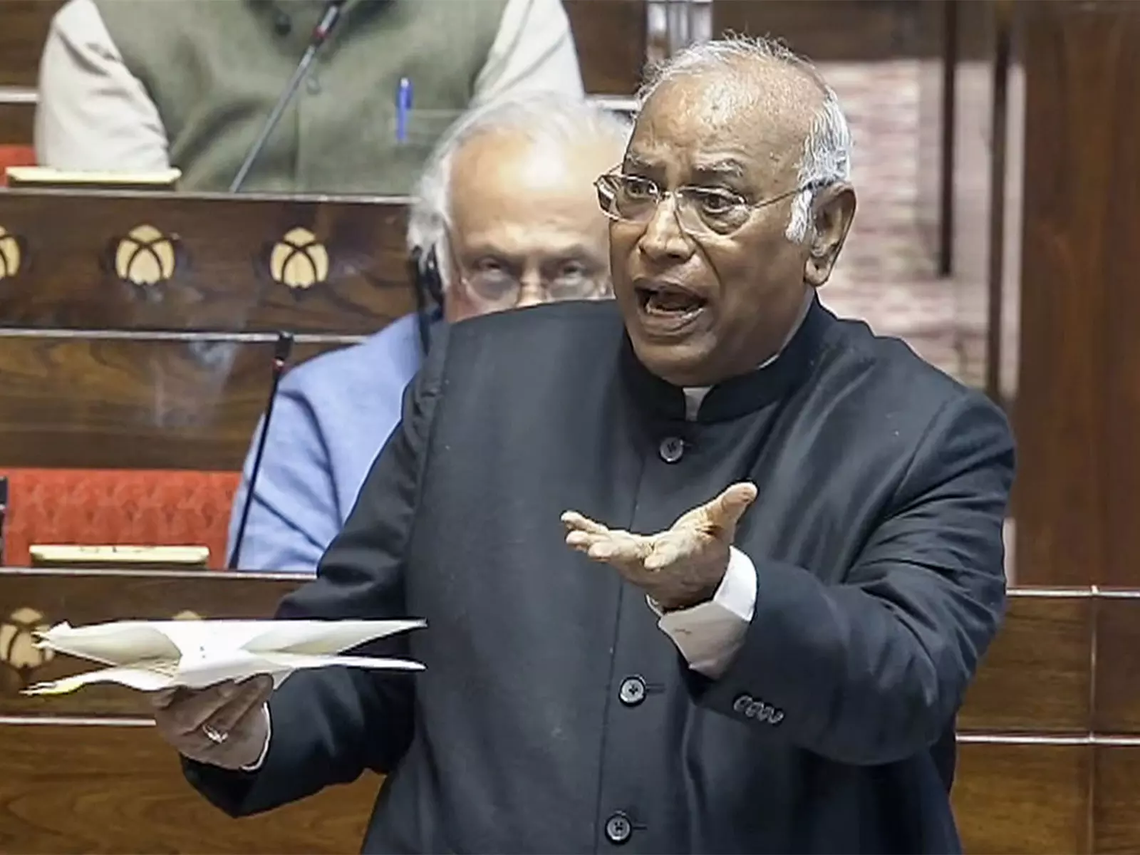मल्लिकार्जुन खर्गे ने धन असमानता को लेकर BJP पर हमला बोला मल्लिकार्जुन खर्गे ने धन असमानता को लेकर BJP पर हमला बोला