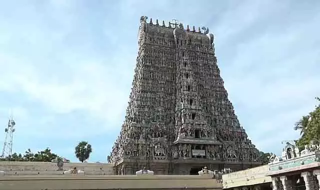 Madurai मीनाक्षी अम्मन मंदिर दर्शन टिकट धोखाधड़ी: 2 कर्मचारियों को सस्पेंड किया Madurai मीनाक्षी अम्मन मंदिर दर्शन टिकट धोखाधड़ी: 2 कर्मचारियों को सस्पेंड किया