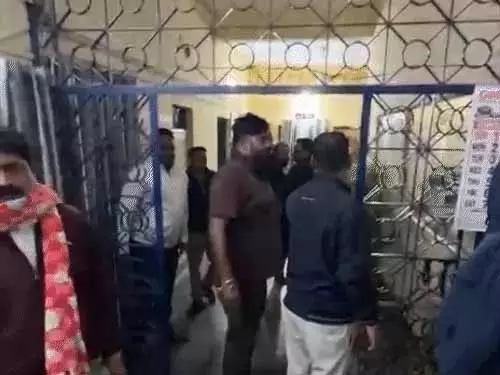 टीआई ने एसपी को किया गुमराह, कांग्रेस नेता को बचाने के चक्कर में मिली जमकर फटकार टीआई ने एसपी को किया गुमराह, कांग्रेस नेता को बचाने के चक्कर में मिली जमकर फटकार