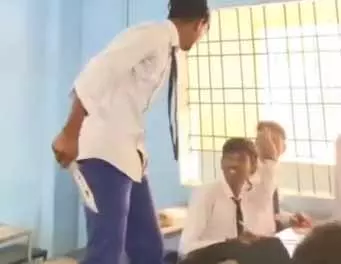 रायपुर: क्लास में चाकू लहराते स्टूडेंट्स का वीडियो वायरल रायपुर: क्लास में चाकू लहराते स्टूडेंट्स का वीडियो वायरल