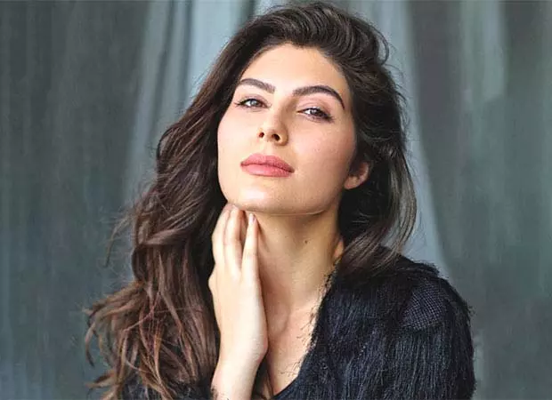 Elnaaz Norouzi ने ईरान में आज़ादी के नुकसान पर बात की Elnaaz Norouzi ने ईरान में आज़ादी के नुकसान पर बात की