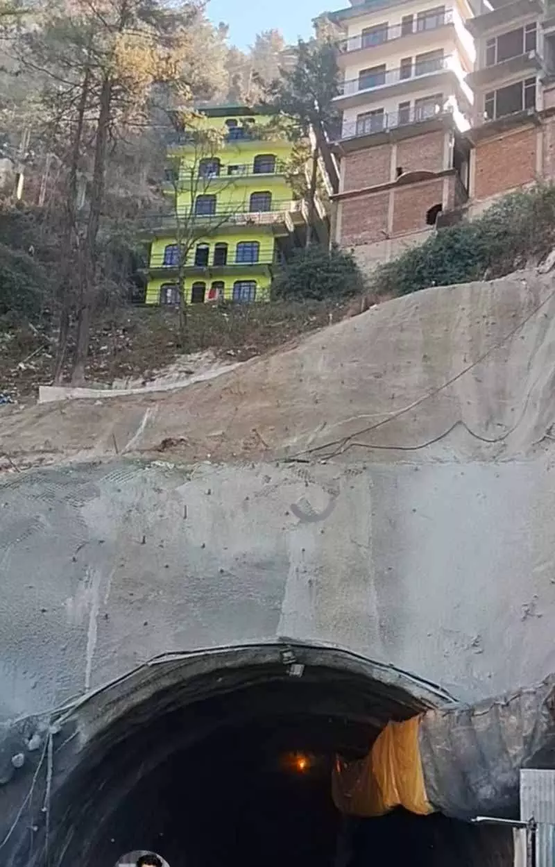 सुरंग निर्माण से आई दरारों के कारण Shimla की इमारतों को असुरक्षित घोषित किया गया सुरंग निर्माण से आई दरारों के कारण Shimla की इमारतों को असुरक्षित घोषित किया गया