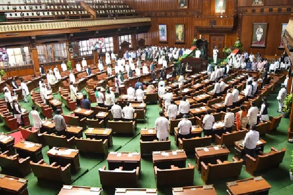 Karnataka CM के पॉलिटिकल सेक्रेटरी को काउंसिल चेयरमैन ने दी चेतावनी Karnataka CM के पॉलिटिकल सेक्रेटरी को काउंसिल चेयरमैन ने दी चेतावनी