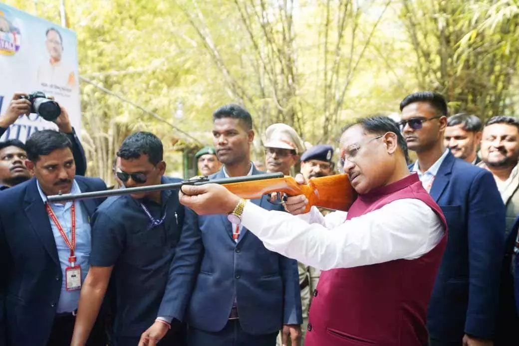 CM साय ने 10 रुपए की टिकट कटाकर एडवेंचर स्पोर्ट्स का लिया आनंद CM साय ने 10 रुपए की टिकट कटाकर एडवेंचर स्पोर्ट्स का लिया आनंद
