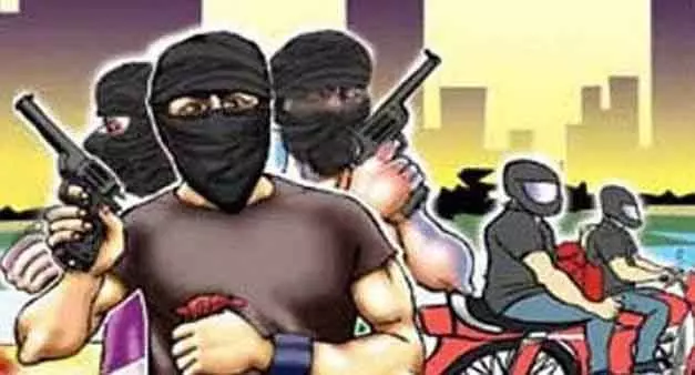 Bhubaneswar शहर में महिला को बंदूक की नोक पर लूटा गया। Bhubaneswar शहर में महिला को बंदूक की नोक पर लूटा गया।