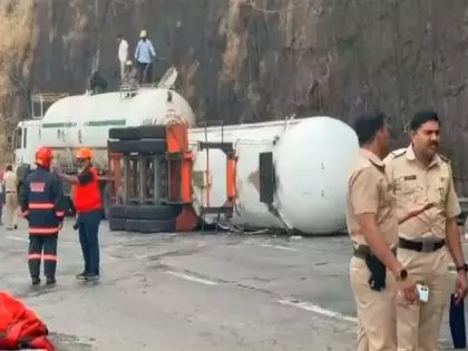 Maharashtra: खंडाला घाट पर केमिकल टैंकर पलट गया Maharashtra: खंडाला घाट पर केमिकल टैंकर पलट गया