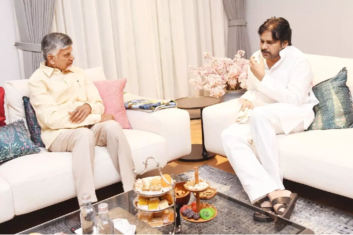 CM नायडू और डिप्टी सीएम पवन कल्याण ने ताज़ा राजनीतिक स्थिति पर चर्चा की CM नायडू और डिप्टी सीएम पवन कल्याण ने ताज़ा राजनीतिक स्थिति पर चर्चा की