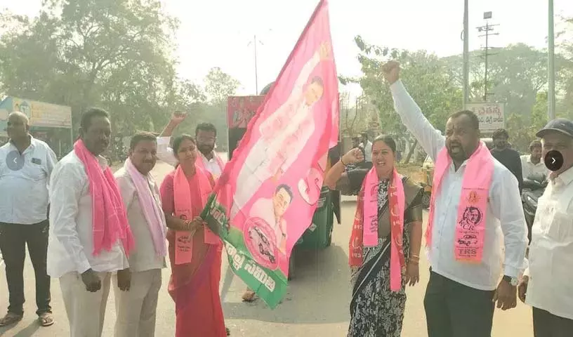 Haripriya Nayak ने इलेंदु में बीआरएस के लिए अभियान रथों को हरी झंडी दिखाई Haripriya Nayak ने इलेंदु में बीआरएस के लिए अभियान रथों को हरी झंडी दिखाई