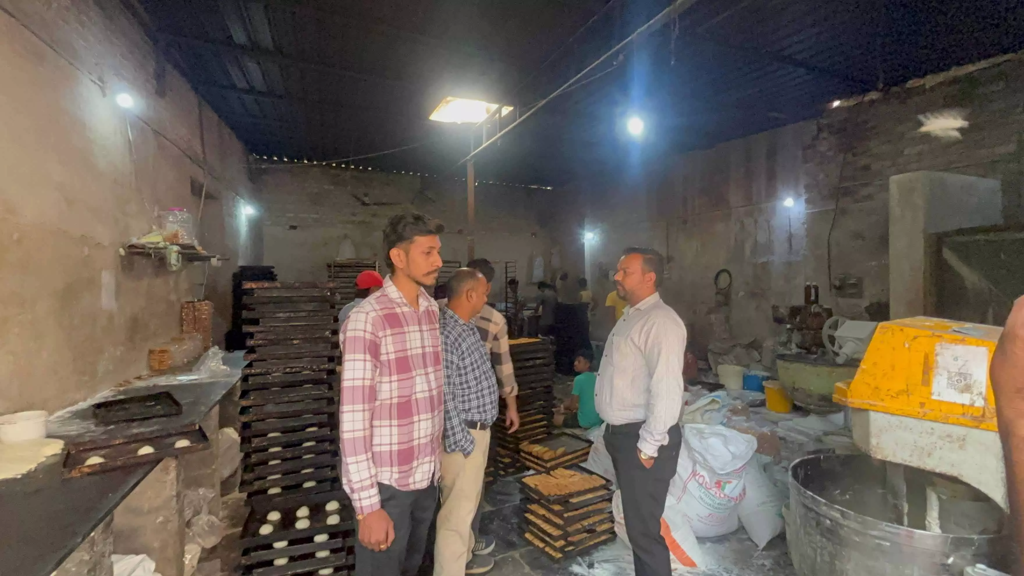चाँद ब्रेड फैक्ट्री में रायपुर निगम का छापा, गंदगी मिलने पर सील चाँद ब्रेड फैक्ट्री में रायपुर निगम का छापा, गंदगी मिलने पर सील