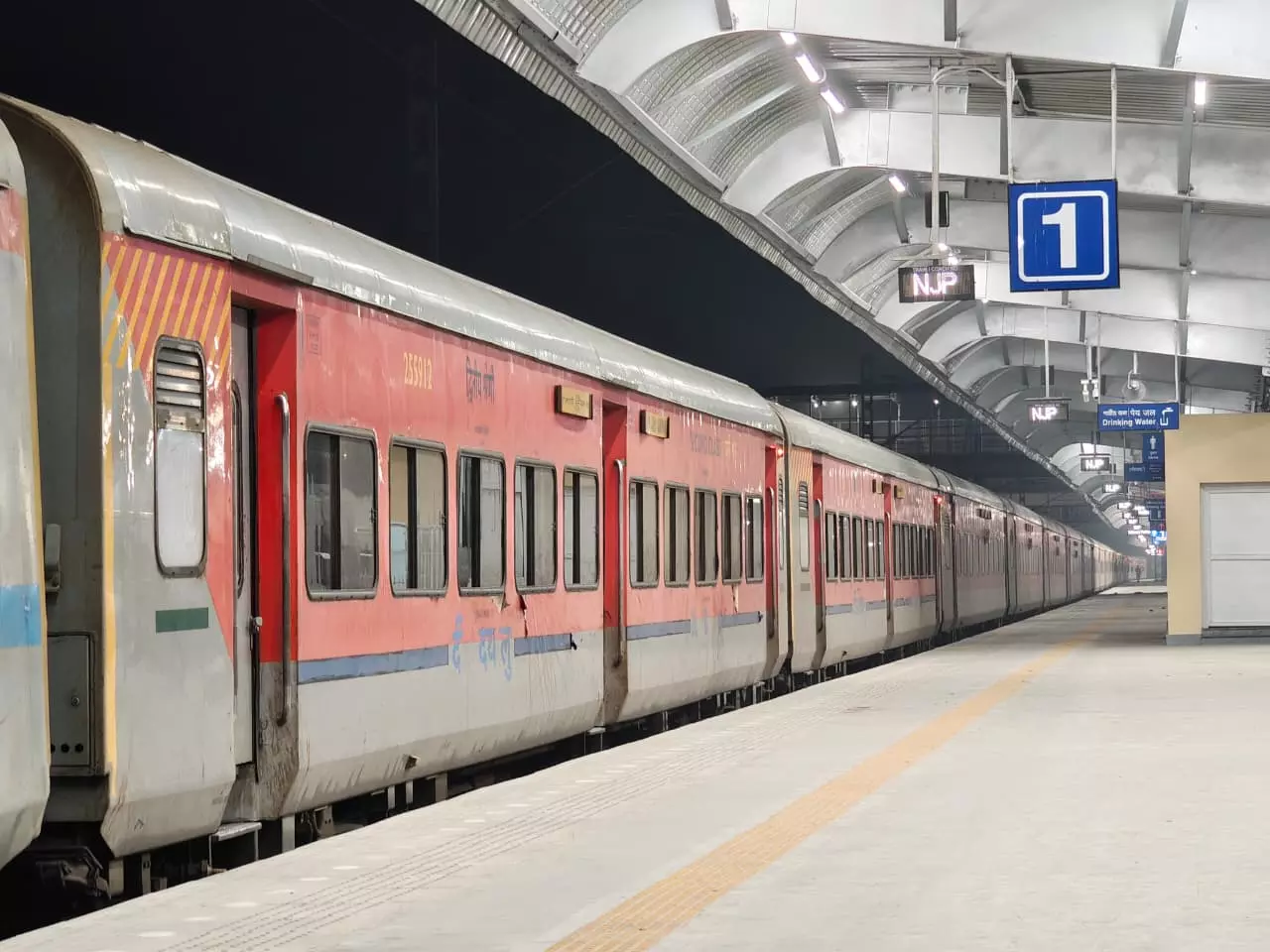 New Jalpaiguri station पर दो नए प्लेटफॉर्मों का हुआ निर्माण New Jalpaiguri station पर दो नए प्लेटफॉर्मों का हुआ निर्माण