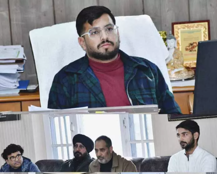 DC ने स्वास्थ्य सेवा वितरण को मजबूत करने के लिए GMC राजौरी के कामकाज की समीक्षा की DC ने स्वास्थ्य सेवा वितरण को मजबूत करने के लिए GMC राजौरी के कामकाज की समीक्षा की