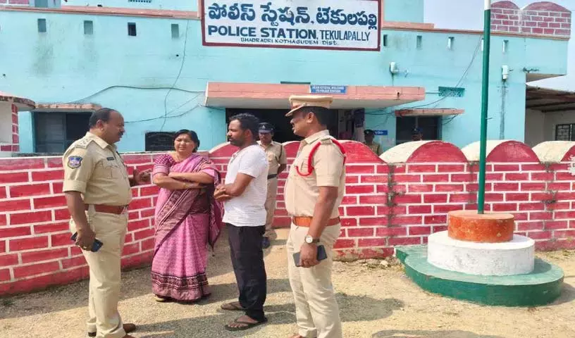 Illendu DSP वेंकन्ना बाबू ने टेकुलापल्ली पुलिस स्टेशन का निरीक्षण किया Illendu DSP वेंकन्ना बाबू ने टेकुलापल्ली पुलिस स्टेशन का निरीक्षण किया