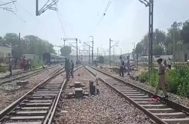 Bahadurgarh: ट्रेन की चपेट में महिला, महिला की मौत Bahadurgarh: ट्रेन की चपेट में महिला, महिला की मौत
