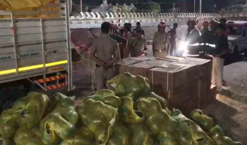 Kerala में तरबूज की खेप के नीचे छिपाकर रखे गए विस्फोटक पदार्थ जब्त किए गए Kerala में तरबूज की खेप के नीचे छिपाकर रखे गए विस्फोटक पदार्थ जब्त किए गए