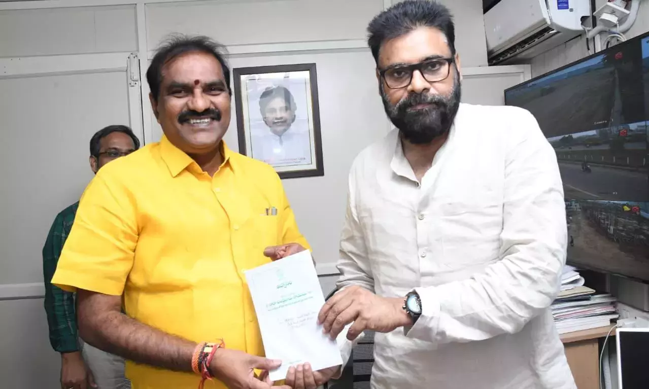 Naidu और पवन आज अमरावती में वाटर यूजर एसोसिएशन के प्रेसिडेंट्स के साथ मीटिंग में शामिल Naidu और पवन आज अमरावती में वाटर यूजर एसोसिएशन के प्रेसिडेंट्स के साथ मीटिंग में शामिल