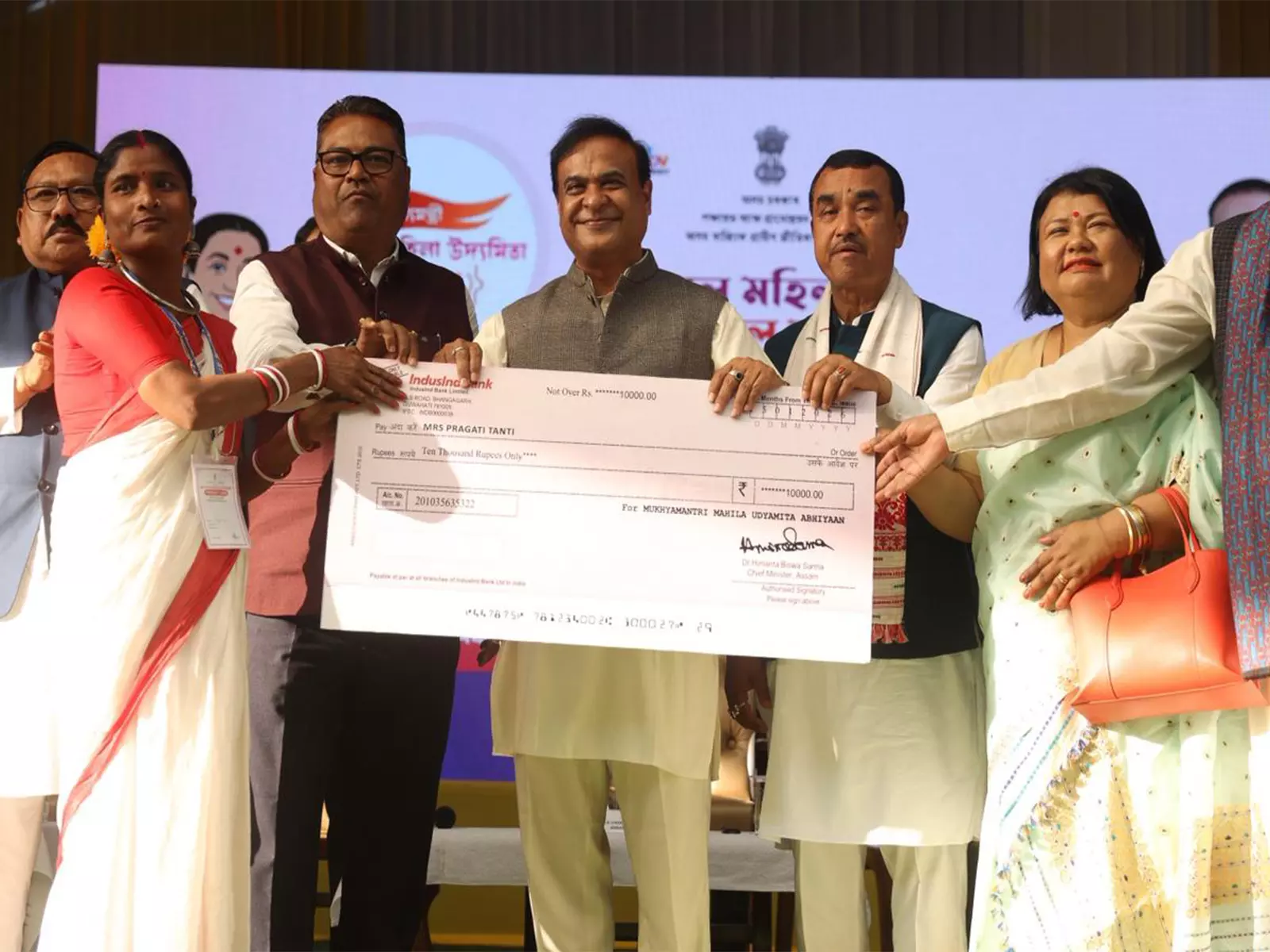CM ने शिवसागर और सोनारी निर्वाचन क्षेत्रों में MMUA के तहत बीज पूंजी चेक के वितरण का शुभारंभ किया CM ने शिवसागर और सोनारी निर्वाचन क्षेत्रों में MMUA के तहत बीज पूंजी चेक के वितरण का शुभारंभ किया
