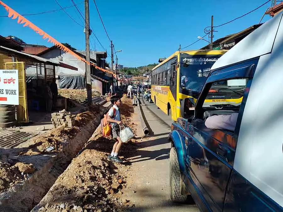 Kodagu : निर्माण कार्य के कारण ट्रैफिक बाधित Kodagu : निर्माण कार्य के कारण ट्रैफिक बाधित