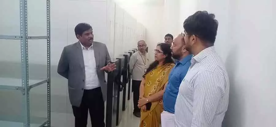 Deputy कमिश्नर ने मडिकेरी तहसीलदार के ऑफिस का अचानक दौरा किया Deputy कमिश्नर ने मडिकेरी तहसीलदार के ऑफिस का अचानक दौरा किया