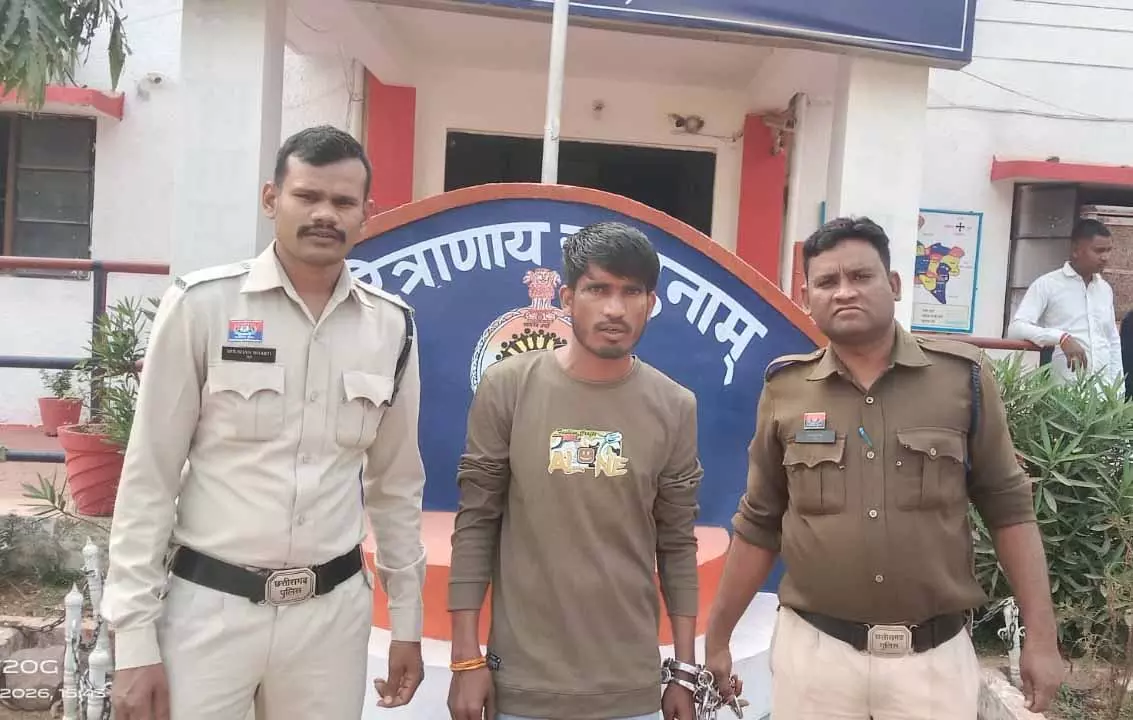 अभनपुर में चाकू लहराकर दहशत फैलाने वाला बदमाश गिरफ्तार अभनपुर में चाकू लहराकर दहशत फैलाने वाला बदमाश गिरफ्तार