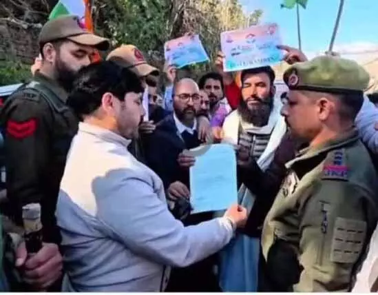 RAMBAN: कांग्रेस ने मनरेगा बचाओ संग्राम जारी रखा, विरोध मार्च निकाला RAMBAN: कांग्रेस ने मनरेगा बचाओ संग्राम जारी रखा, विरोध मार्च निकाला