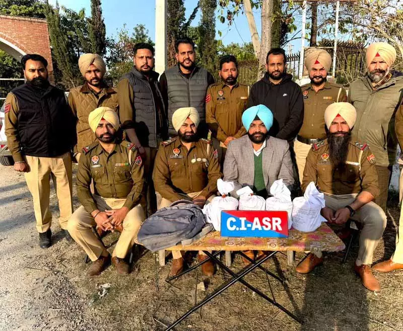 Amritsar में तीन अलग-अलग मामलों में 9 किलो से ज़्यादा हेरोइन के साथ आठ लोग गिरफ्तार Amritsar में तीन अलग-अलग मामलों में 9 किलो से ज़्यादा हेरोइन के साथ आठ लोग गिरफ्तार