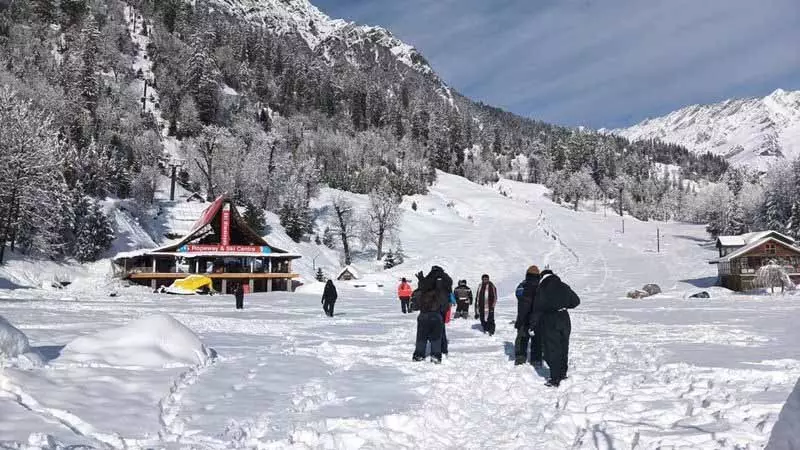 बर्फबारी से पर्यटन फिर से शुरू होने के कारण Solang घाटी में स्कीइंग, स्नोबोर्डिंग की धूम मची हुई बर्फबारी से पर्यटन फिर से शुरू होने के कारण Solang घाटी में स्कीइंग, स्नोबोर्डिंग की धूम मची हुई