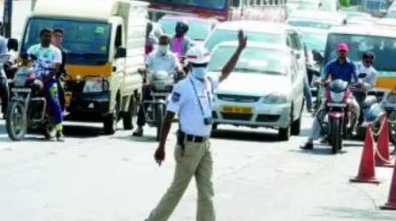 Kurnool में ट्रैफिक नियम तोड़ने वालों पर 81,000 से ज्यादा जुर्माने लगाए गए Kurnool में ट्रैफिक नियम तोड़ने वालों पर 81,000 से ज्यादा जुर्माने लगाए गए