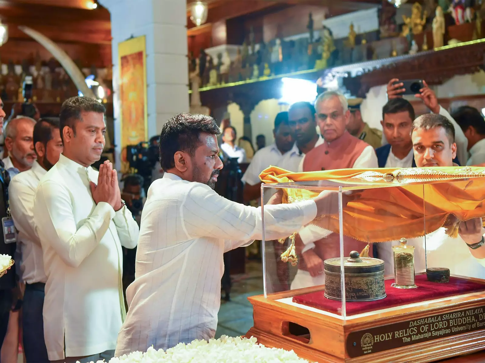 श्रीलंका के राष्ट्रपति ने PM मोदी को भगवान बुद्ध के अवशेष आगमन पर धन्यवाद दिया श्रीलंका के राष्ट्रपति ने PM मोदी को भगवान बुद्ध के अवशेष आगमन पर धन्यवाद दिया