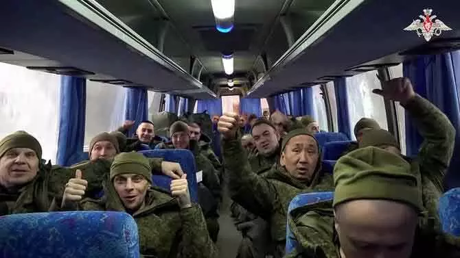 Ukraine और रूस ने 157 कैदियों की अबू धाबी में पहली अदला-बदली की Ukraine और रूस ने 157 कैदियों की अबू धाबी में पहली अदला-बदली की
