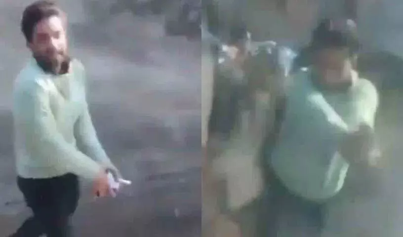 Overtaking विवाद के बाद शख्स ने बस पर फायरिंग की, वीडियो वायरल हुआ Overtaking विवाद के बाद शख्स ने बस पर फायरिंग की, वीडियो वायरल हुआ