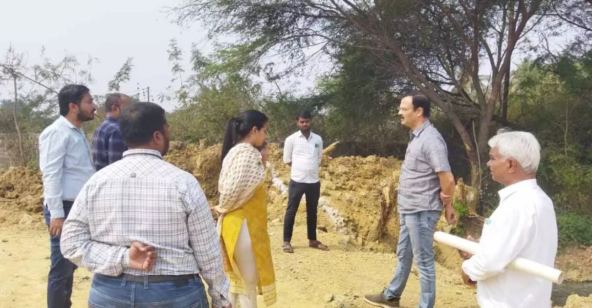 अमलीडीह नाले में अतिक्रमण पर प्रशासन का बुलडोजर अभियान अमलीडीह नाले में अतिक्रमण पर प्रशासन का बुलडोजर अभियान