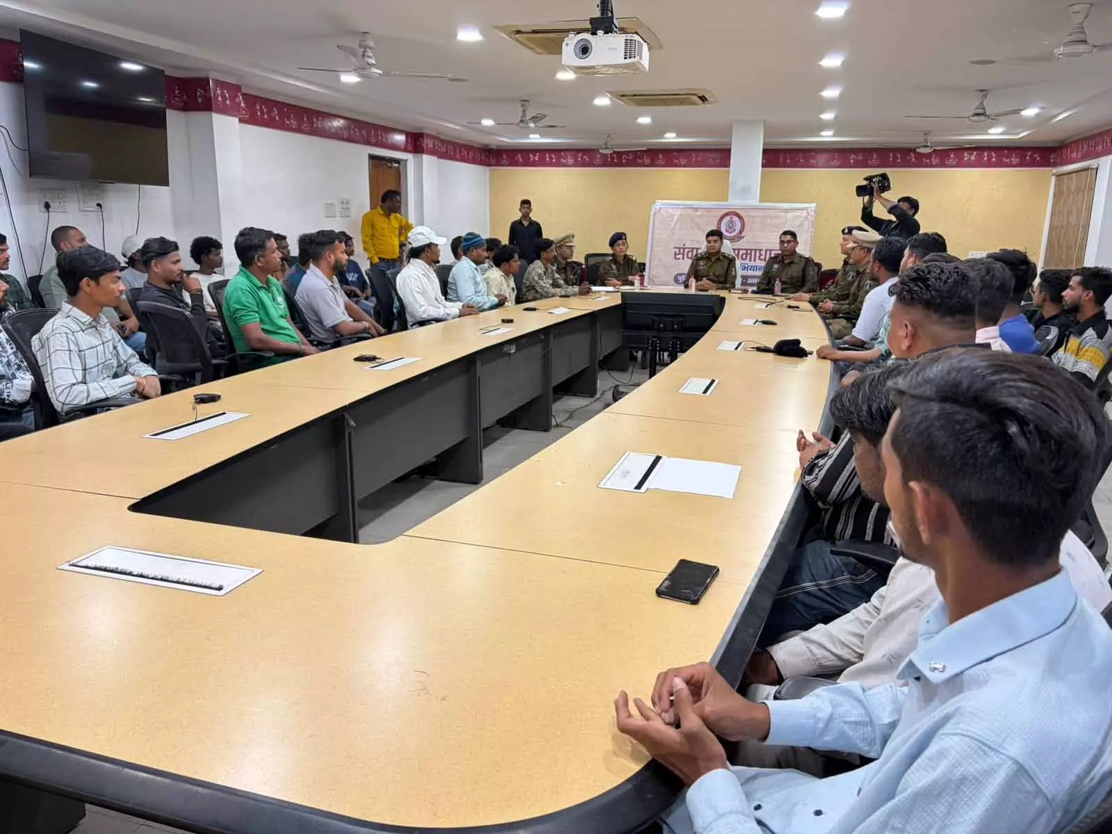 रायपुर पुलिस का संवाद से समाधान अभियान, डी.जे./धुमाल संचालकों के साथ की बैठक रायपुर पुलिस का संवाद से समाधान अभियान, डी.जे./धुमाल संचालकों के साथ की बैठक