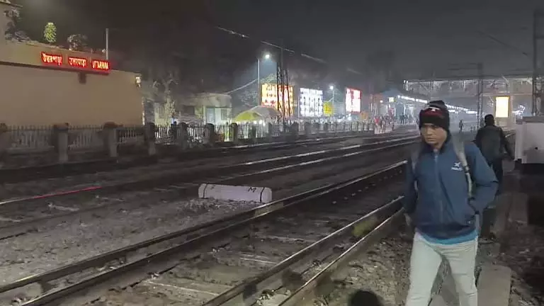Uttarpara में ट्रेन की चपेट में आने से टीचर की मौत हो गई Uttarpara में ट्रेन की चपेट में आने से टीचर की मौत हो गई