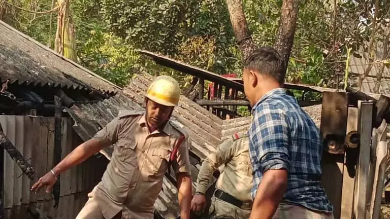 Sabang में गैस सिलेंडर फटने से भीषण आग लग गई, 1 घायल Sabang में गैस सिलेंडर फटने से भीषण आग लग गई, 1 घायल