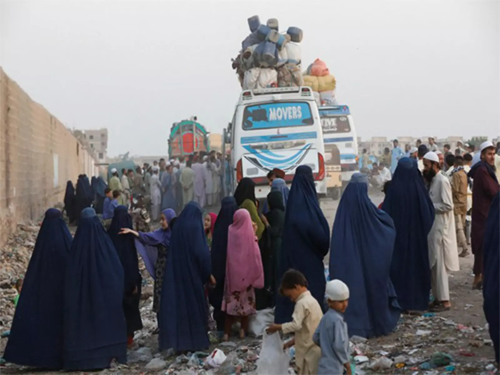मानवाधिकार संबंधी चिंताओं के बीच तीन महीनों में लगभग 94,000 Afghan परिवार वापस लौटे मानवाधिकार संबंधी चिंताओं के बीच तीन महीनों में लगभग 94,000 Afghan परिवार वापस लौटे