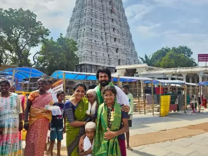 Sivakarthikeyan ने परिवार के साथ तिरुचेंदूर मुरुगन मंदिर में पूजा-अर्चना की Sivakarthikeyan ने परिवार के साथ तिरुचेंदूर मुरुगन मंदिर में पूजा-अर्चना की