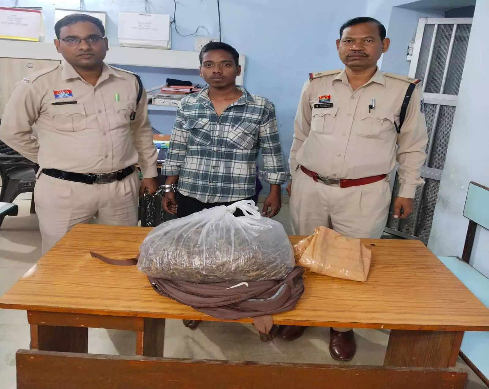 रायपुर वेस्ट जोन पुलिस ने गांजा तस्करी करते सुजल पंसारी को किया गिरफ्तार रायपुर वेस्ट जोन पुलिस ने गांजा तस्करी करते सुजल पंसारी को किया गिरफ्तार