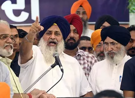 सुखबीर बादल ने पंजाब डीजीपी के ऑफिस में गिरफ्तारी देने की पेशकश की सुखबीर बादल ने पंजाब डीजीपी के ऑफिस में गिरफ्तारी देने की पेशकश की