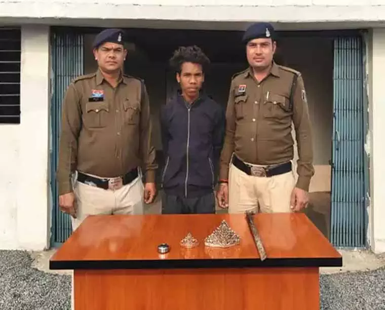 मंदिर से चांदी के दो मुकुट चोरी, CCTV की मदद से पकड़ाया आरोपी मंदिर से चांदी के दो मुकुट चोरी, CCTV की मदद से पकड़ाया आरोपी