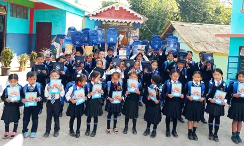 2026 का एकेडमिक सेशन शुरू, सरकार ने पहले दिन मुफ़्त टेक्स्टबुक और यूनिफ़ॉर्म बांटी 2026 का एकेडमिक सेशन शुरू, सरकार ने पहले दिन मुफ़्त टेक्स्टबुक और यूनिफ़ॉर्म बांटी