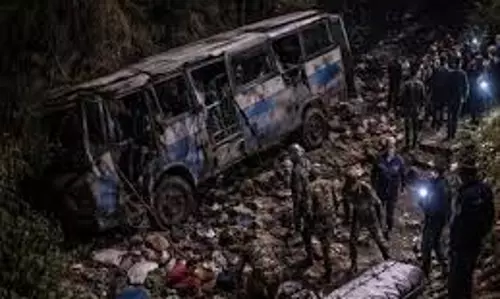Nepal:बारात ले जा रही बस दुर्घटनाग्रस्त ,आठ लोगों की मौत Nepal:बारात ले जा रही बस दुर्घटनाग्रस्त ,आठ लोगों की मौत