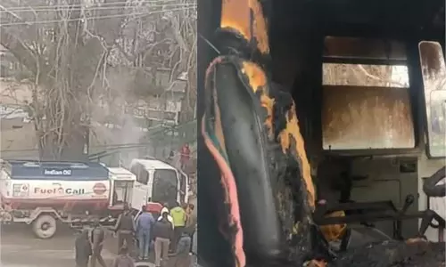 Baramulla: पेट्रोल टैंकर में लगी आग, मची अफरा-तफरी Baramulla: पेट्रोल टैंकर में लगी आग, मची अफरा-तफरी