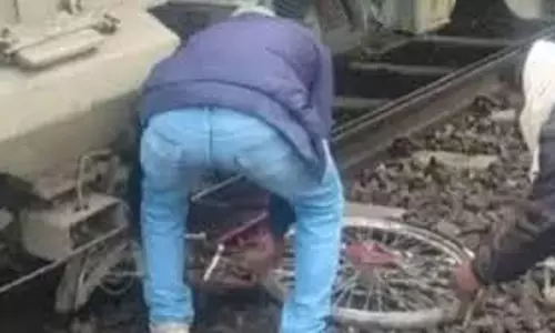 Raebareli:इंटरसिटी एक्सप्रेस ट्रेन रेलवे ट्रैक पर अचानक फंस गई साइकिल, यात्रियों मेंअफरा-तफरी