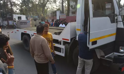 सिविल लाइन में स्कूली बच्चे की मौत, ट्रेलर वाहन ने कुचला सिविल लाइन में स्कूली बच्चे की मौत, ट्रेलर वाहन ने कुचला