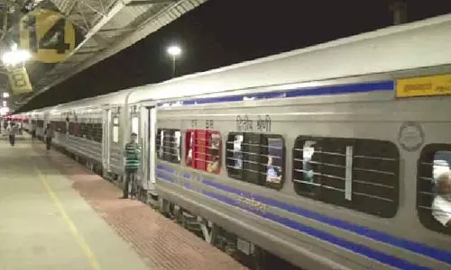 Sattur के पास अंत्योदय ट्रेन के इंजन की मरम्मत चल रही है: रास्ते में दूसरी ट्रेनों को रोका जा रहा है Sattur के पास अंत्योदय ट्रेन के इंजन की मरम्मत चल रही है: रास्ते में दूसरी ट्रेनों को रोका जा रहा है