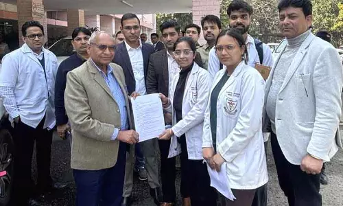 Rohtak में MBBS छात्रों ने पैनल को ज्ञापन सौंपा।