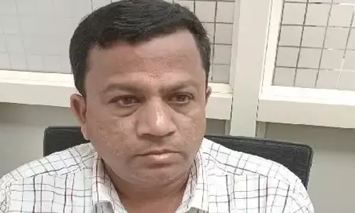 Odisha: मलकानगिरी में जूनियर इंजीनियर 20,000 रुपये की रिश्वत लेते पकड़ा गया Odisha: मलकानगिरी में जूनियर इंजीनियर 20,000 रुपये की रिश्वत लेते पकड़ा गया